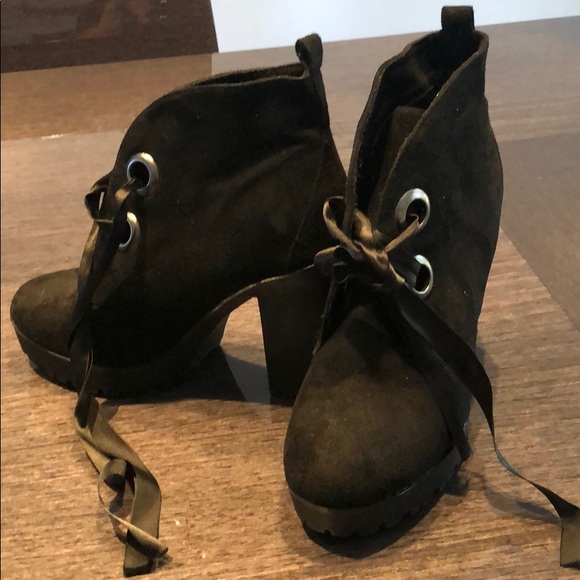 Shoes - Picture 1 of 4